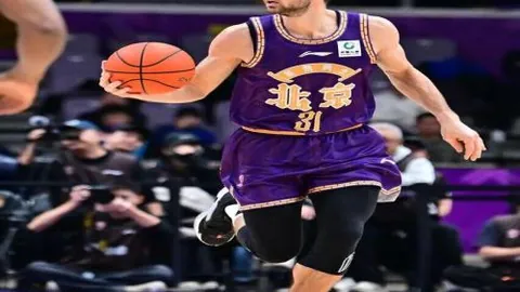 重慶兩江競技與上海申花中超第21輪戰平0-0，楊旭首秀創造多場危機